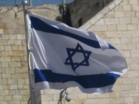 דגל ישראל ענק בחופי אילת - אל מול דגל ירדן
