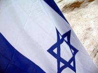 עמידת דום והצבת היד על החזה בזמן שירת התקווה
