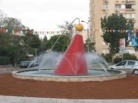 כן למזרקה החדשה בככר צה&quot;ל בקרית אונו