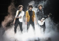 להביא את האחים ג'ונאס -Jonas brothers להופעה בישראל ב2010 (: !