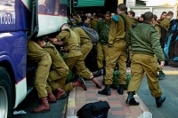 אין אוטובוסים חינם לחיילים ? אין רכבים צמודים לקצינים זוטרים