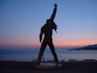 Freddie Mercury Statue at the Tel-Aviv port - פסל פרדי מרקיורי בנמל ת&quot;א 