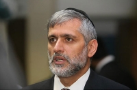 קריאה לפיטורי אלי ישי
