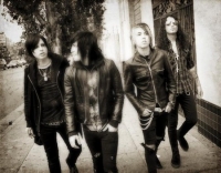 להביא את אחת הלהקות הכי טובות בעשור הזה!! ESCAPE THE FATE