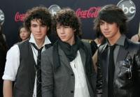 להביא את ה-jonas brothers לישראל!!