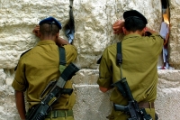 &quot;הַאַחֵיכֶם יָבֹאוּ לַמִּלְחָמָה וְאַתֶּם תֵּשְׁבוּ פֹה&quot;