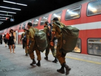 מתנגדים להחלטה לבטל את נסיעת החיילים חינם בימי א ברכבות במטרה להורדת העומס