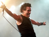 להביא את papa roach לישראל