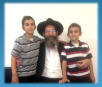 סטודנטים בעד המשכת פעילותו של הרב יוסי למען הסטודנטים במעונות
